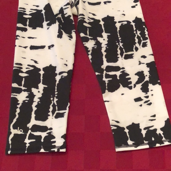 Alo Cropped Airbrush Legging in Black White Print Size Small - Picture 13 of 17